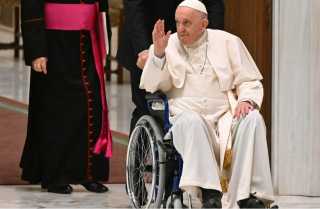 بابا الفاتيكان يظهر على كرسى متحرك.. ويداعب الحضور: «ركبتى لا تعمل»