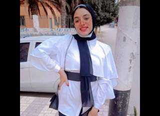 الزميل عبداللطيف هيبة يهنئ الطالبة فريدة عباس لتفوقها في نتيجة الشهادة الإعدادية