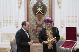 سلطان عمان يتبادل الهدايا التذكارية مع ”السيسي“.. ويقيم مأدبة عشاء تكريمًا له