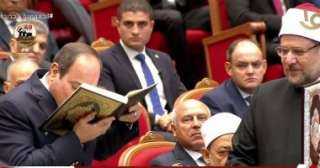 وزير الأوقاف يهدى الرئيس ”السيسي“ نسخة من القرآن الكريم