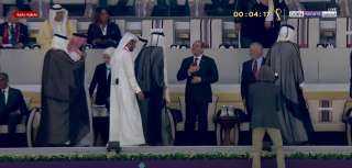 عناق حار بين الرئيس ”السيسي“ وأمير قطر السابق فى حفل افتتاح كأس العالم| صور