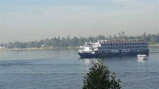 قرارات صارمة من وزارة السياحة في واقعة إلقاء فندق عائم مخلفات بنهر النيل