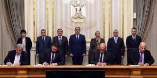 رئيس الوزراء يشهد توقيع اتفاقية المساهمين بين قناة السويس وشركات ”V” اليونانية