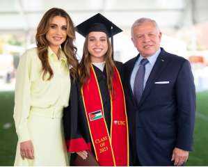 العاهل الأردني وقرينته يحتفلان بتخرج الأميرة سلمى من الجامعة.. صور
