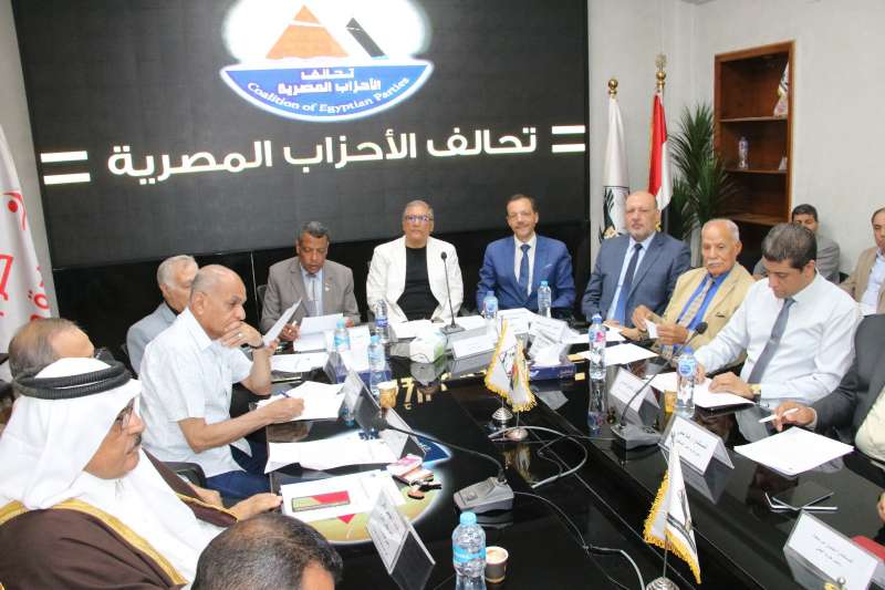 المستشار حسين أبو العطا خلال اجتماع تحالف الأحزاب المصرية