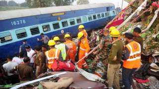 ارتفاع عدد ضحايا حادث قطار الهند لـ50 قتيلًا ونحو 300 مصابًا
