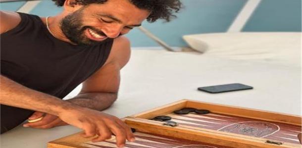 قبل الانضمام للمنتخب.. محمد صلاح يستمتع بلعب ”الطاولة“ على البحر