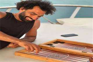 قبل الانضمام للمنتخب.. محمد صلاح يستمتع بلعب ”الطاولة“ على البحر