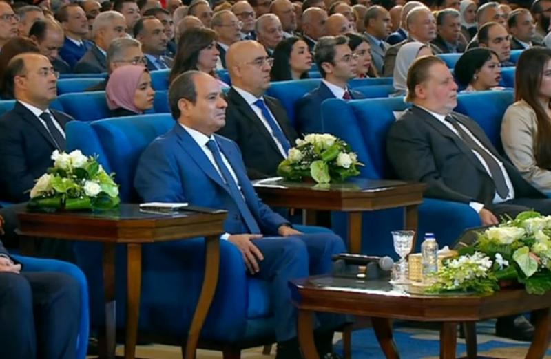 الرئيس السيسي يشاهد فيلمًا تسجيليًا عن الاقتصاد المصري خلال مؤتمر حكاية وطن