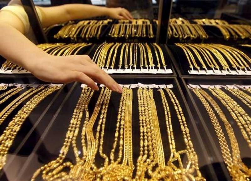 أسعار الذهب تنخفض محليا وعالميا.. عيار 21 يهبط 70 جنيها والأونصة تنخفض 60 دولارا