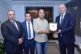 تحالف الأحزاب المصرية يُكرم مسئولي مركز الأزهر للمؤتمرات على هامش مؤتمر دعم ”السيسي“