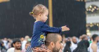هطول أمطار على المعتمرين في الحرم المكي الشريف وسط أجواء روحانية