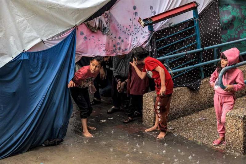 أمطار غزيرة تسقط علي النازحين بقطاع غزة