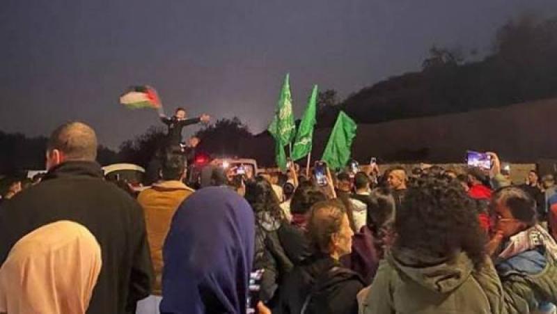 وصول الدفعة الأولى من الأسرى الفلسطينيين المفرج عنهم إلى الضفة