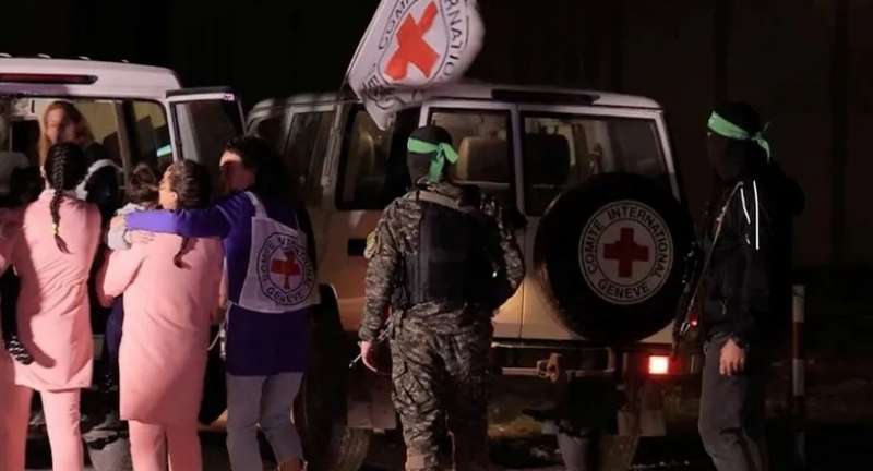 إسرائيل تعلن إطلاق سراح 33 أسيرًا فلسطينيًا بموجب صفقة تبادل الرهائن