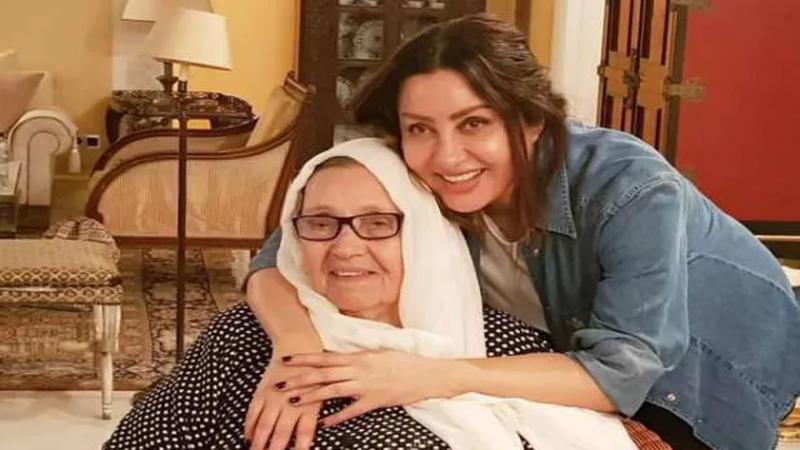 الفنانة لطيفة برفقة والدتها