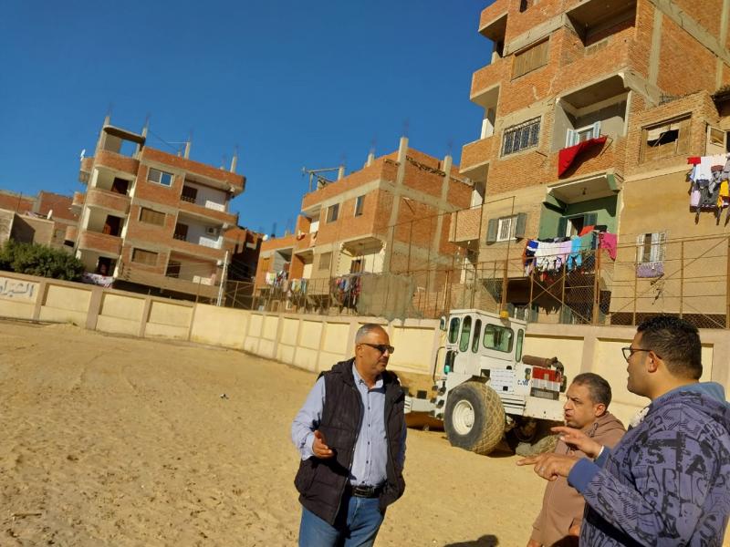 ”الصبروط“ يتابع عملية إحلال وتجديد ملعب بهادة بالقليوبية