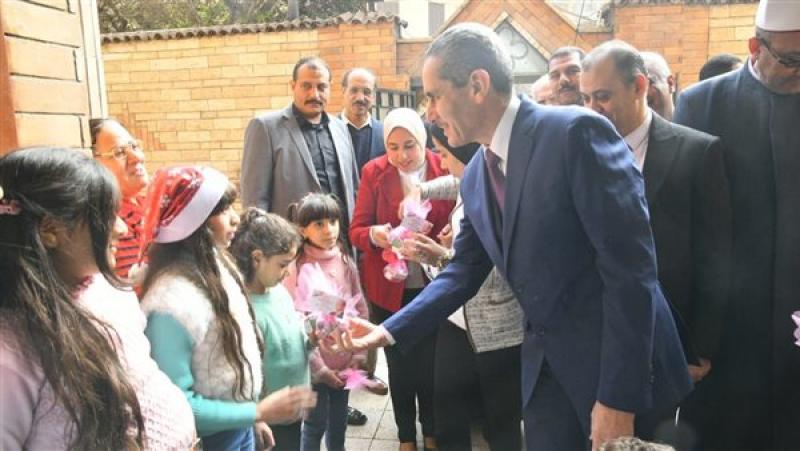 محافظ الغربية يوزع الهدايا