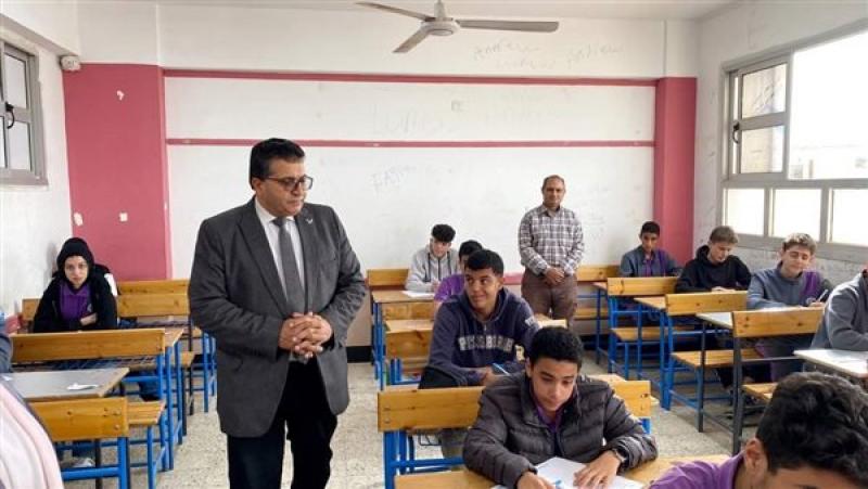 جانب من متابعة الامتحانات