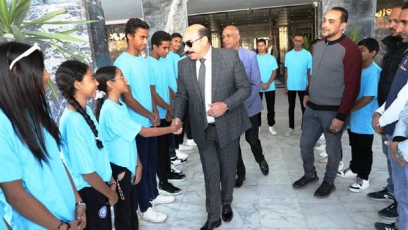محافظ أسوان يودع المشاركين فى بطولة السباحة لمراكز الشباب
