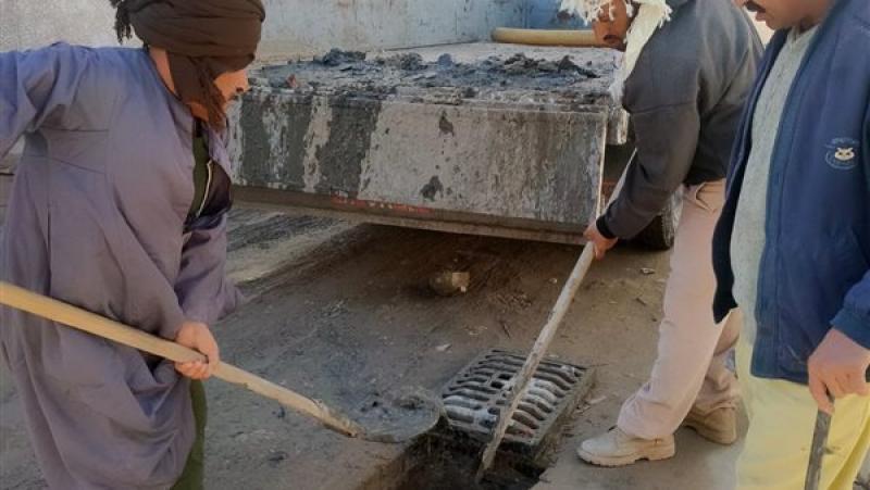 تطهير غرف تصريف الأمطار بشوارع مدينة العريش