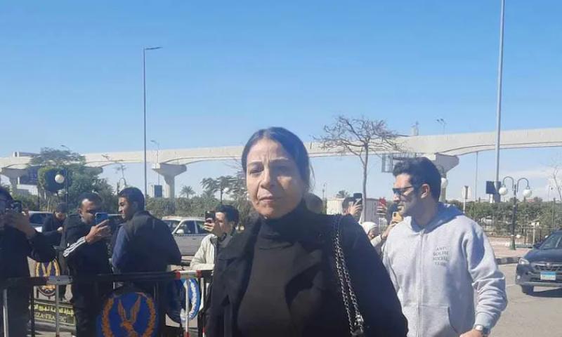الفنانة عفاف مصطفى وابنتها ياسمين رحمي يقدمان واجب العزاء في جنازة والدة تارا عماد