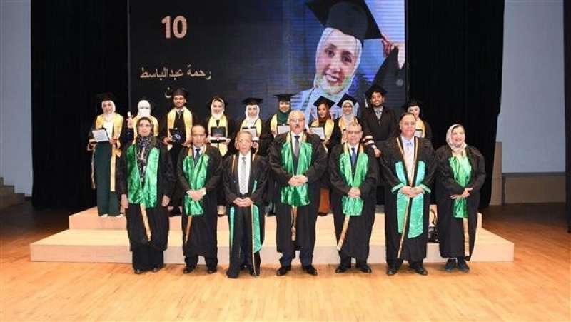 رئيس جامعة قناة السويس يشهد حفل تخريج الدفعة 36 لكلية الطب