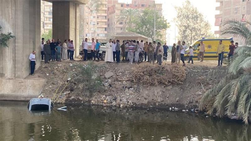 انتشال سيارة سقطت في ترعة المريوطية بالجيزة
