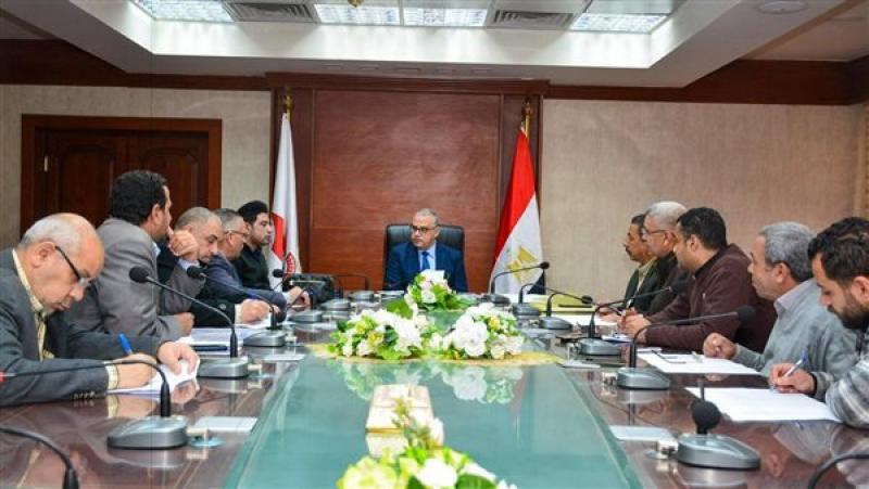 محافظ سوهاج يبحث الموقف التنفيذي لمشروع خط طرد الصرف الصحي