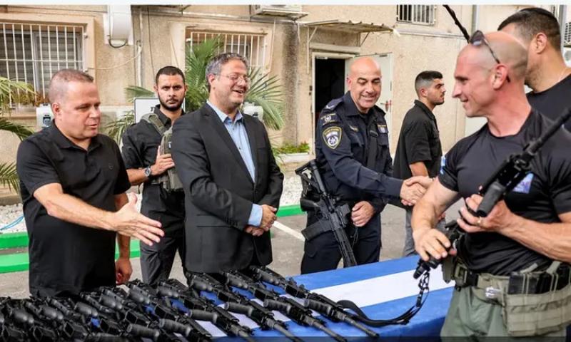 توزيع بنادق جاهزة لقتل الفلسطينيين في الضفة