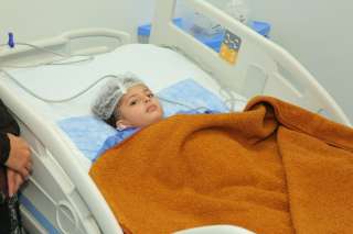 محافظ كفر الشيخ يطمئن على «چاسمين الأطرش» طفلة غزة بمستشفى العبور
