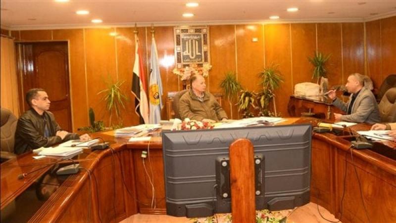 محافظ أسيوط يلتقي مدير فرع محور الأمية