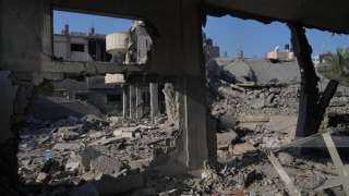 7 شهداء و10 مصابين جراء قصف الاحتلال مخيم النصيرات وسط غزة