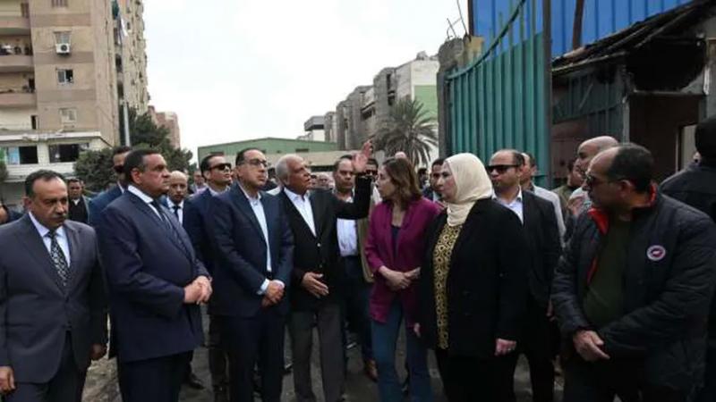 الدكتور مصطفى مدبول خلال تفقده موقع الحريق