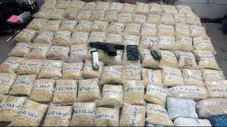 ضبط 10 كيلو مخدرات و4 أسلحة نارية بحوزة 5 متهمين في أسوان