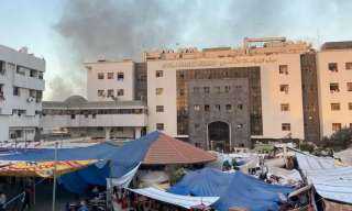 الاحتلال يحرق منازل بمحيط مجمع الشفاء بغزة