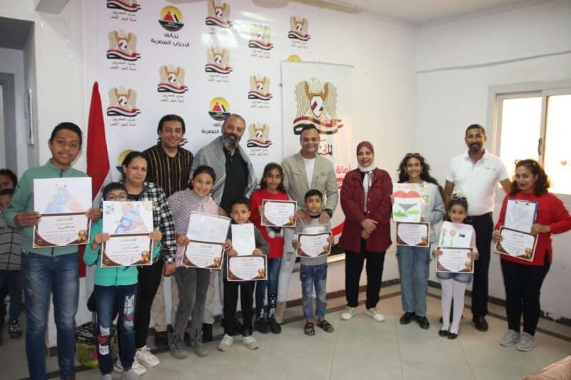 حزب ”المصريين“ يُكرم المشاركين بمسابقة الرسم للأطفال والشباب بالبحر الأحمر 