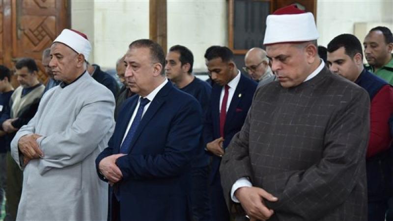 محافظ الاسكندرية اثناء اداء الصلاة
