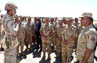 وزير الدفاع يشهد إجراءات تفتيش ورفع كفاءة قتالية لوحدات مدفعية بالمنطقة المركزية
