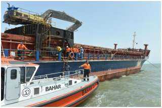 وحدات الإنقاذ البحري التابعة لهيئة قناة السويس تنجح في إنقاذ سفينة البضائع LABATROS من الغرق الكامل
