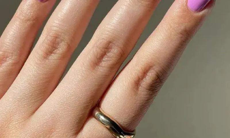 موضة طلاء الأظافر في صيف 2024