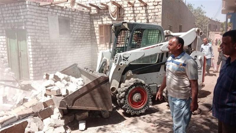 إزالة تعديات ومخالفات بناء بمراكز المنيا