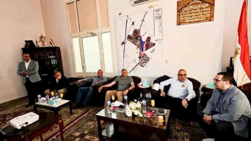 وزبر الإسكان يتفقد مشروعات القيوم الجديدة