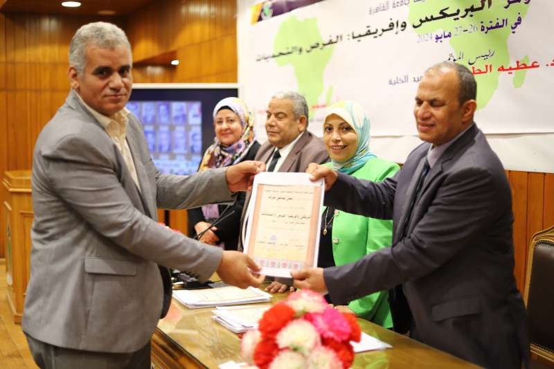 ”الدراسات الأفريقية” تكرم الزميل رمضان أبو إسماعيل