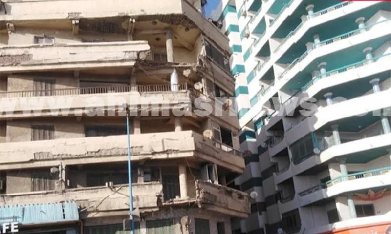 يقوط أجزاء من عقار على كورنيش