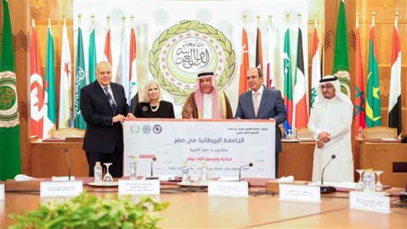 تسلم رئيس الجامعة البريطانية الجائزة
