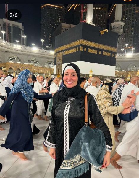 نرمين الفقي تؤدى العمرة