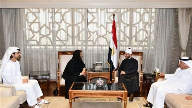 وزير الأوقاف والسفيرة مريم خليفة