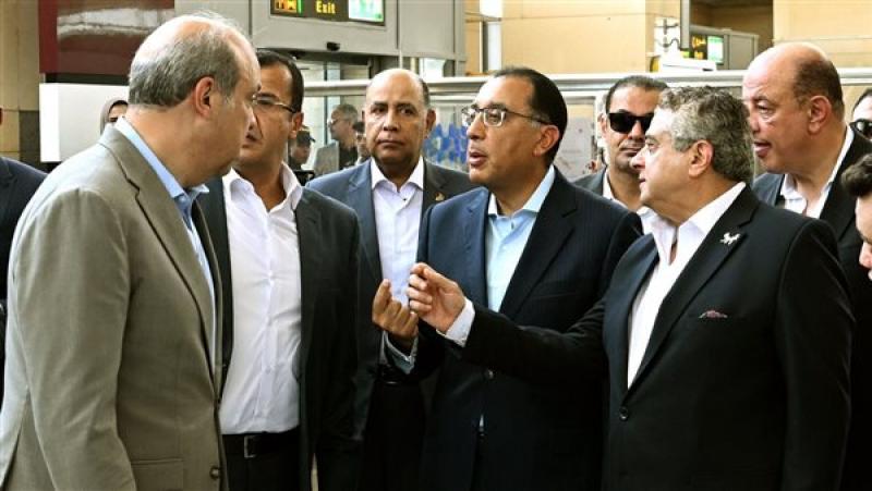 رئيس الوزراء خلال الجولة