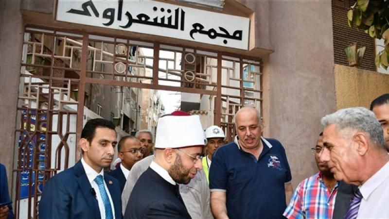 وزير الأوقاف أثناء زيارته ضريح الشيخ الشعراوي